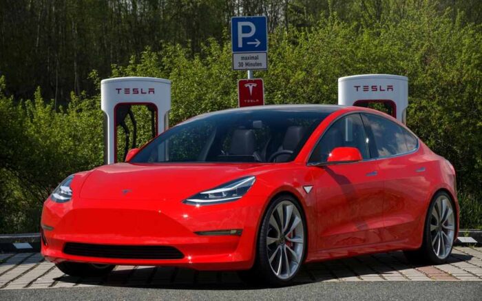 Tesla Model Y je späť na tróne: Prečo sa po slabom začiatku roku zdrvujúco vrátila na vrchol?