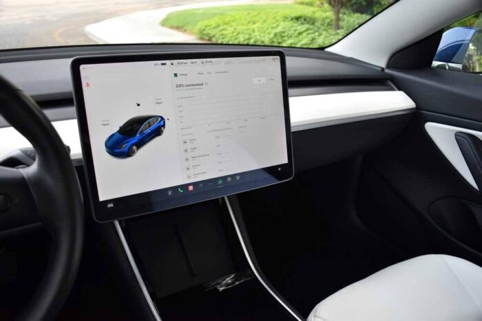 Ovládanie moderných áut je katastrofa: Prečo dotykové displeje škodia vodičom