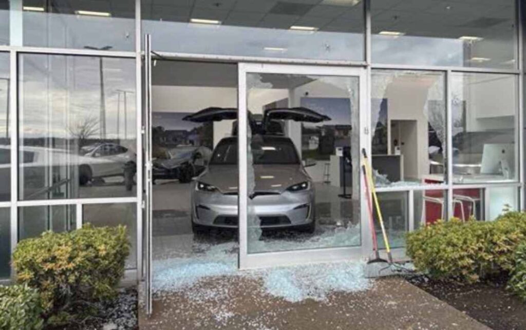 Rozbitý okná predajne Tesla