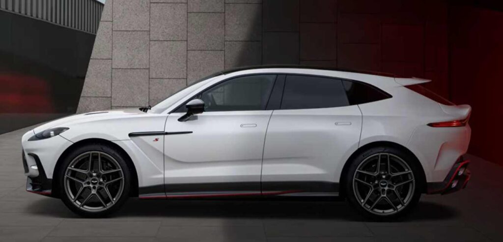 Aston Martin DBX zboku