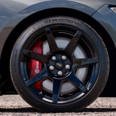 Auto, koleso a Brembo brzdy
