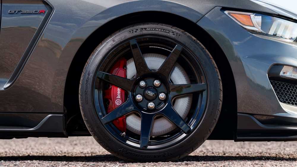 Auto, koleso a Brembo brzdy