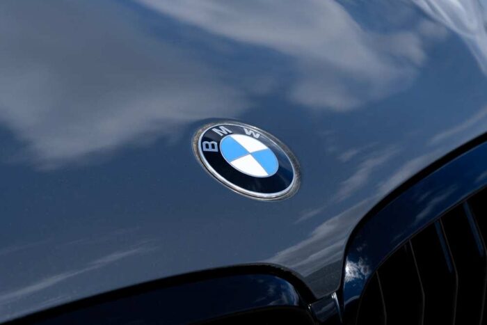 Skratky automobiliek, ktoré Slováci nepoznajú: Pozrite sa, či viete, čo v skutočnosti znamená BMW či KIA