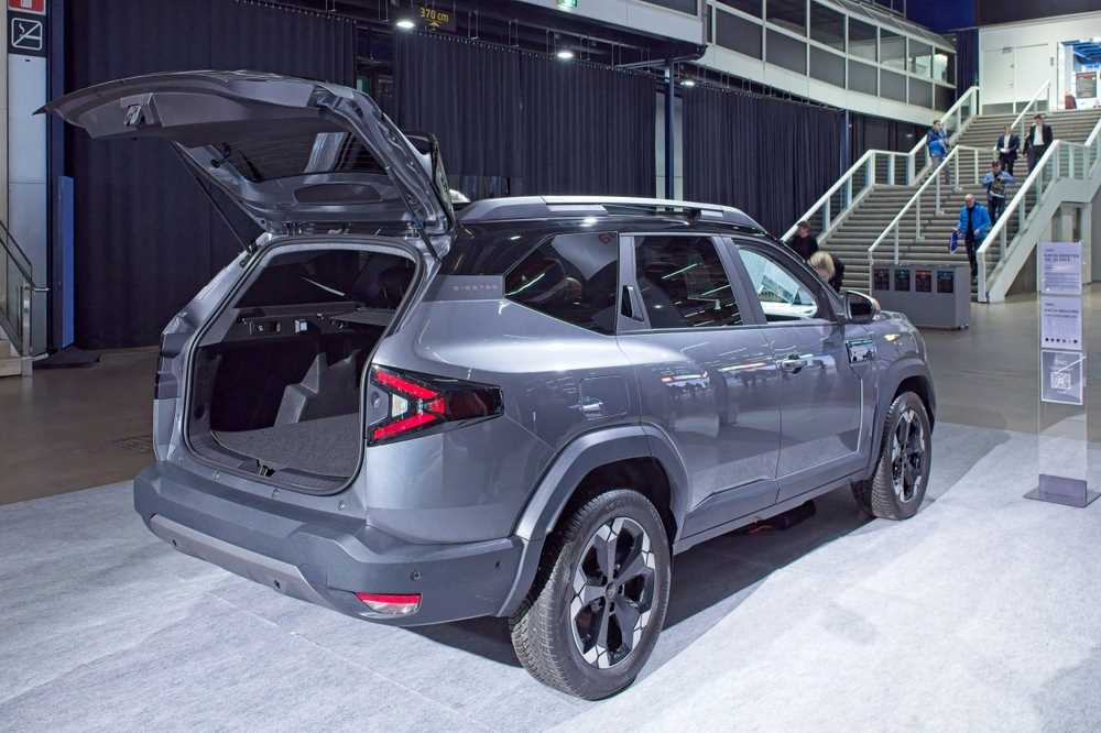 Dacia Bigster s otvoreným kufrom vzadu