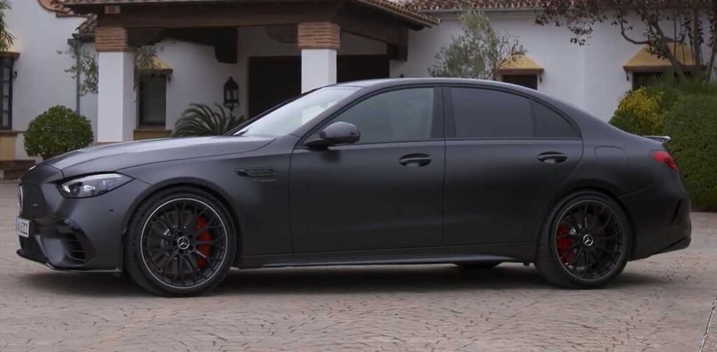 Mercedes AMG zboku