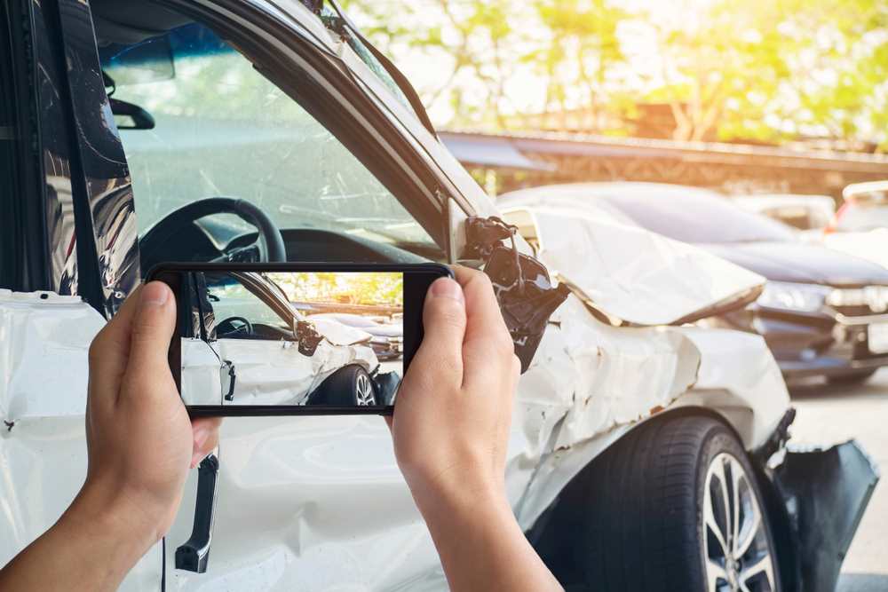 Mobil a havarované auto