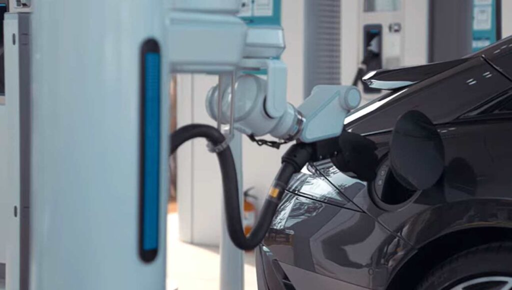 Nabíjanie elektromobilu robot