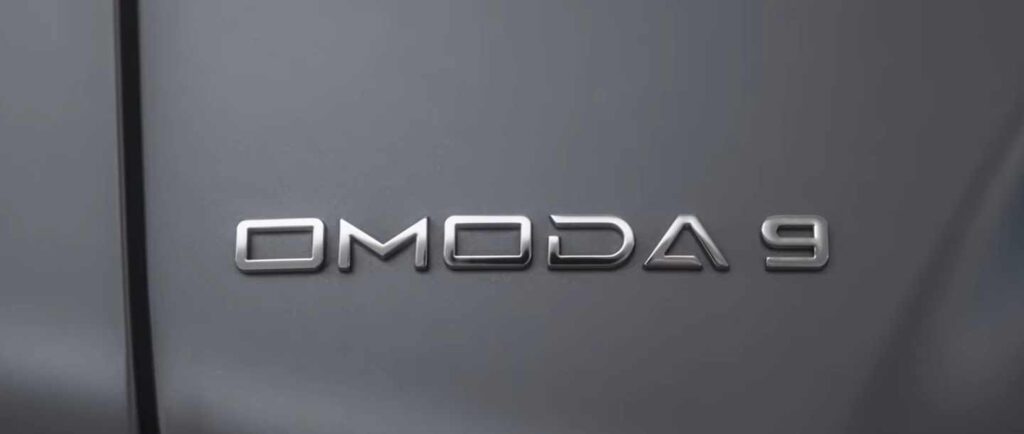 omoda 9 nápis