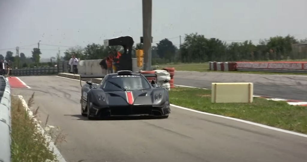 Aj po 26 rokoch od uvedenia pôvodného modelu dokáže Zonda vyraziť dych – tento jedinečný exemplár s výkonom 760 koní potvrdzuje, že niektoré legendy nikdy nezomierajú.
