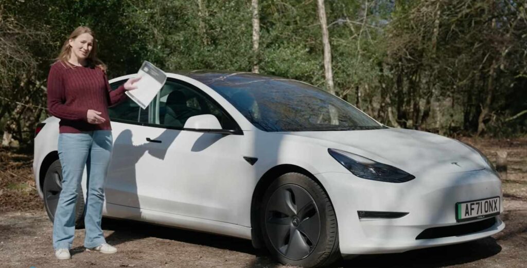 Biela Tesla a majiteľka