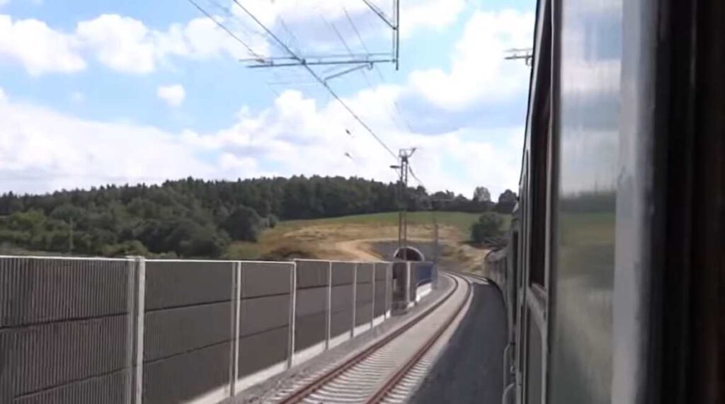 cesta vlakom tunel