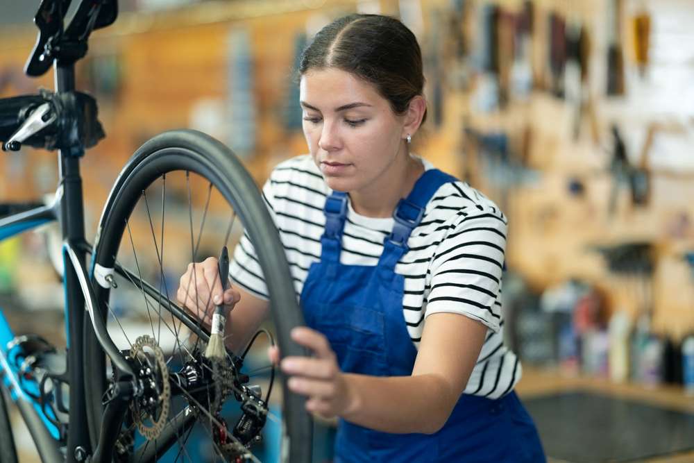 Žena čistí bicykel
