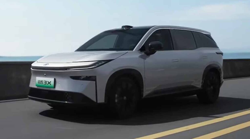 Nová Toyota bZ3X zboku