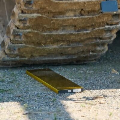 detail, tak pás a bateria