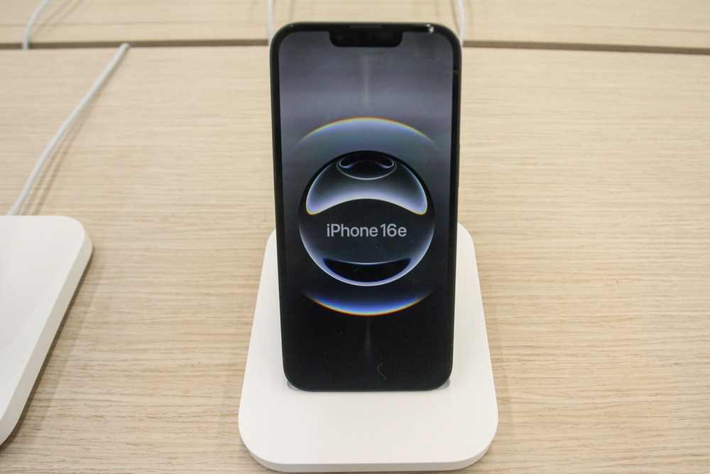 iPhone 16e