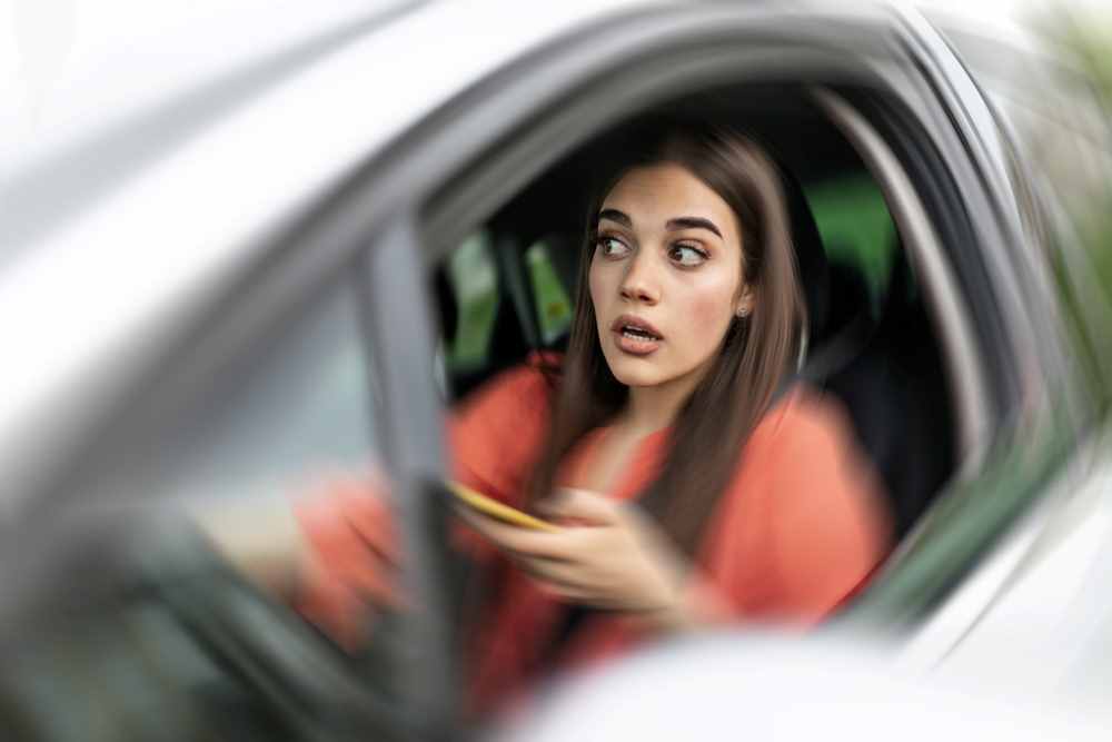 žena za volantom a mobil