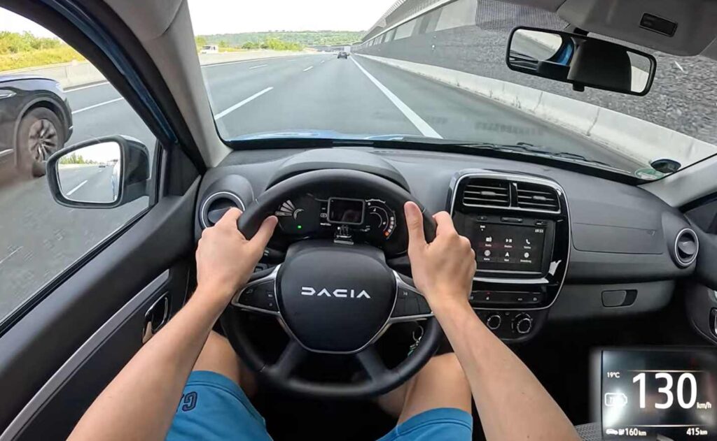 Dacia Spring na diaľnici