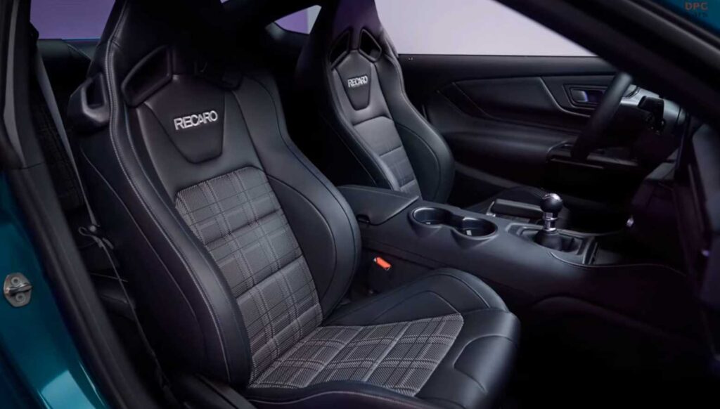 Ford Mustang FX interiér