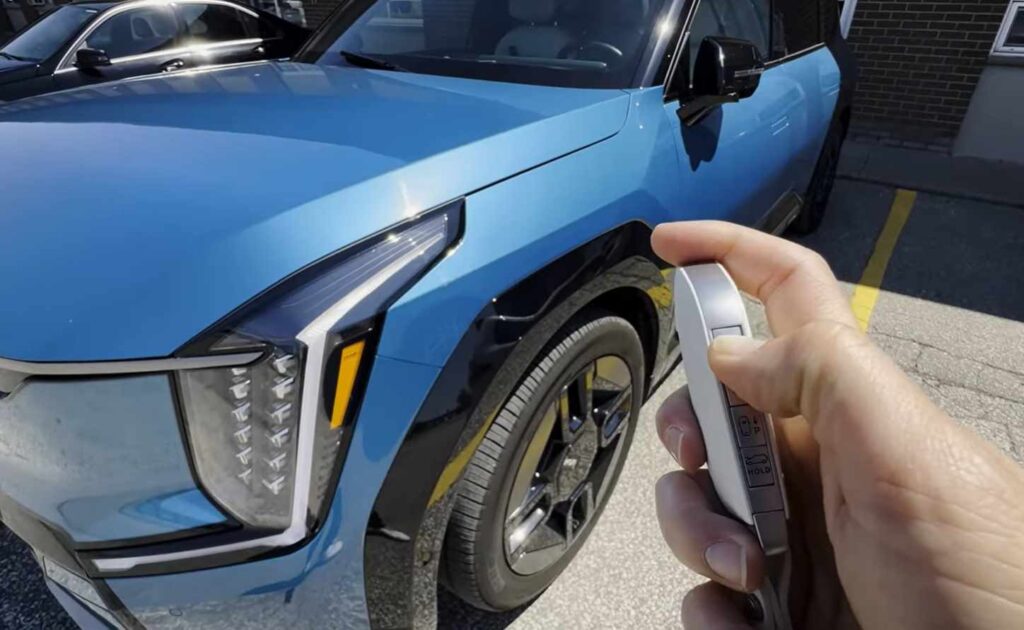 KIA EV9 diaľkové v ruke