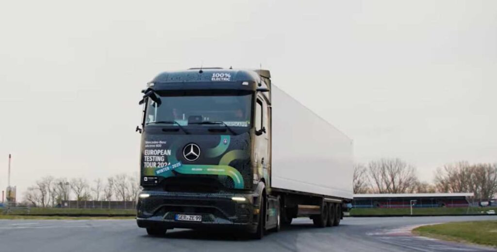 Kamión Mercedes na ceste