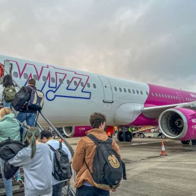 Lietadlo Wizz air a cestujúci