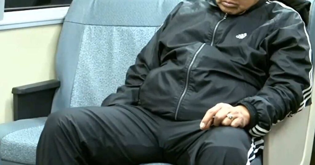 Manspreading rozkročené nohy