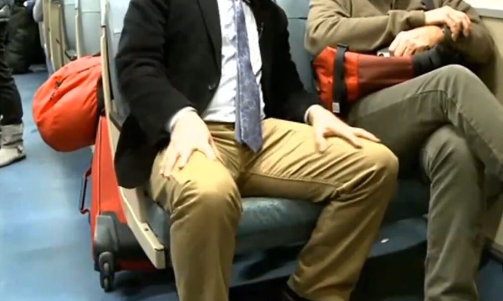 Manspreading rozkročené nohy