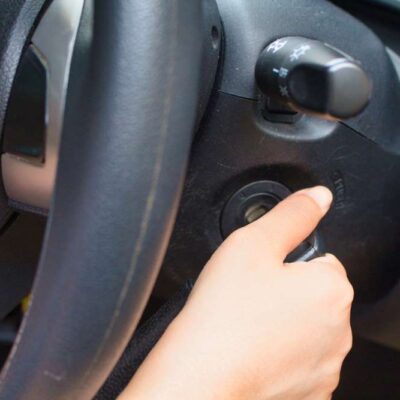 Ruka kľúč štartovanie