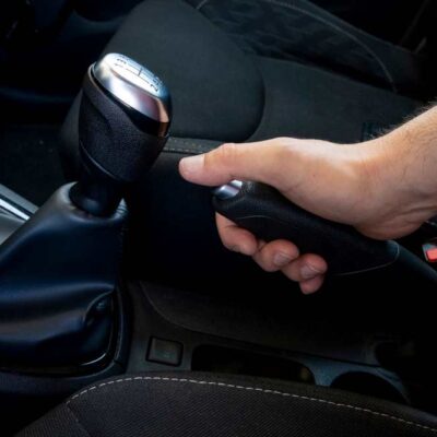 Ruka na ručnej brzde