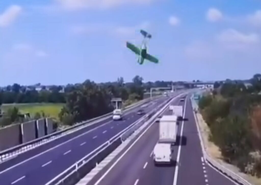 havaria lietadla na dialnici