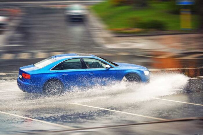 Aquaplaning hrozí už pri hĺbke dezénu tri milimetre: Prečo zákonné minimum 1,6 mm nestačí
