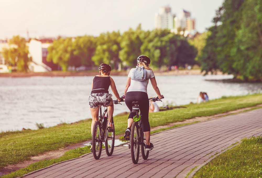 Cyklisti na cyklochodníkoch