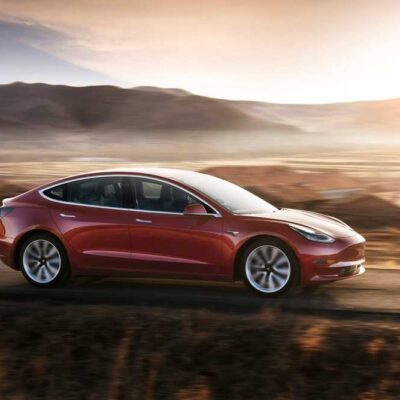 Elektromobil na ceste Tesla