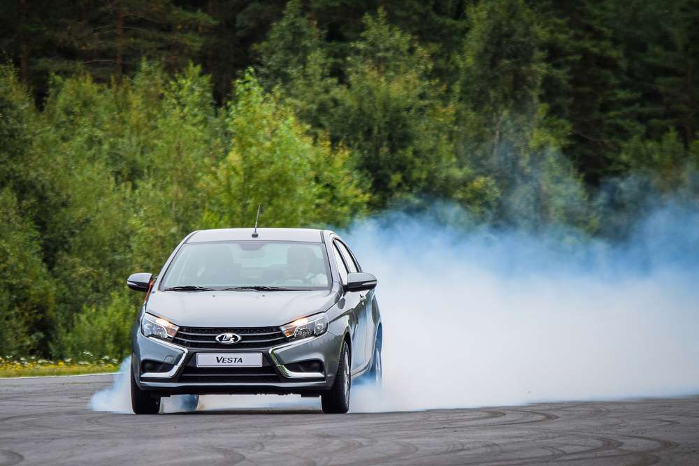 Lada Vesta brzdí