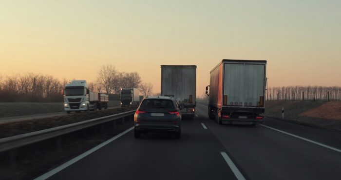 Kamióny sa vracajú do ľavého pruhu: Slovensko od mája ruší zákaz, ktorý chránil vodičov