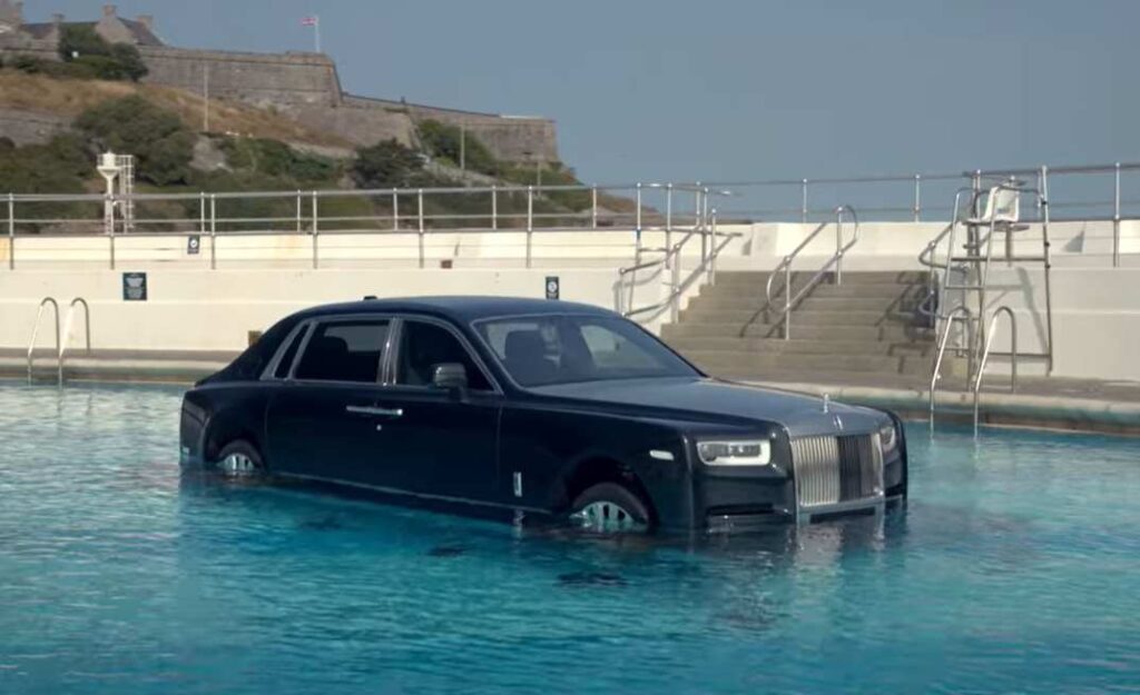 Rolls-Royce Phantom v bazéne