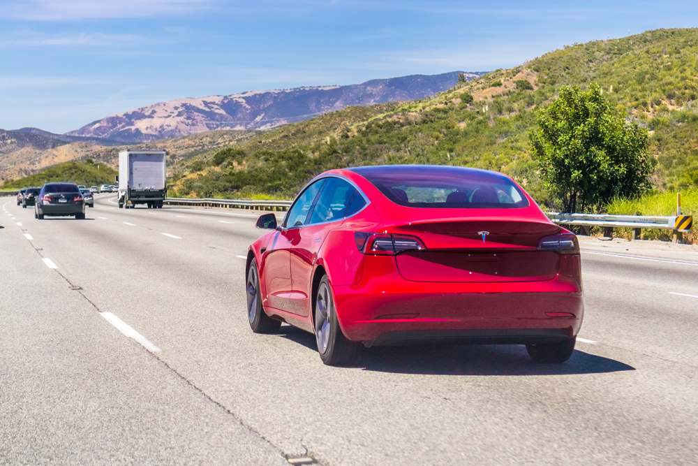 Tesla na diaľnici