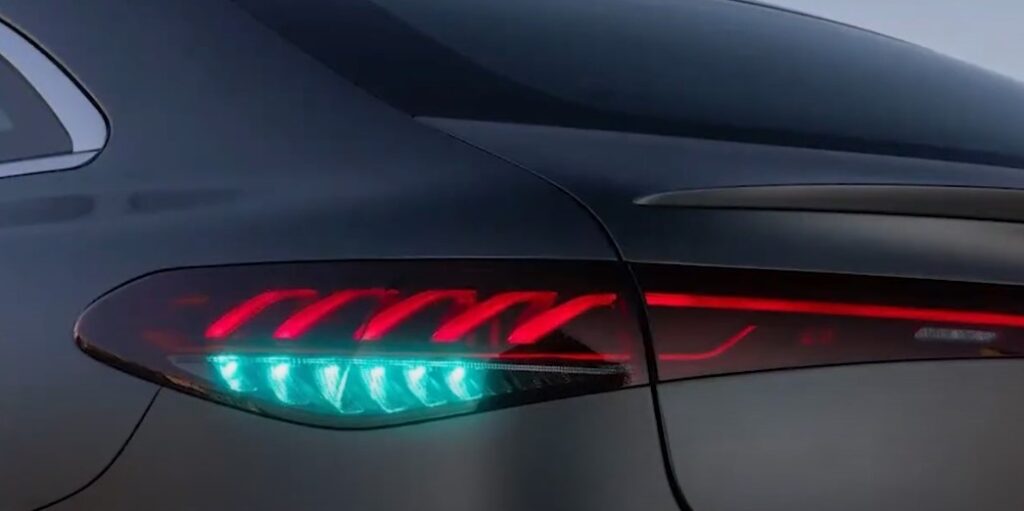 Tyrkysové svetlá na vozidle Mercedes-Benz1