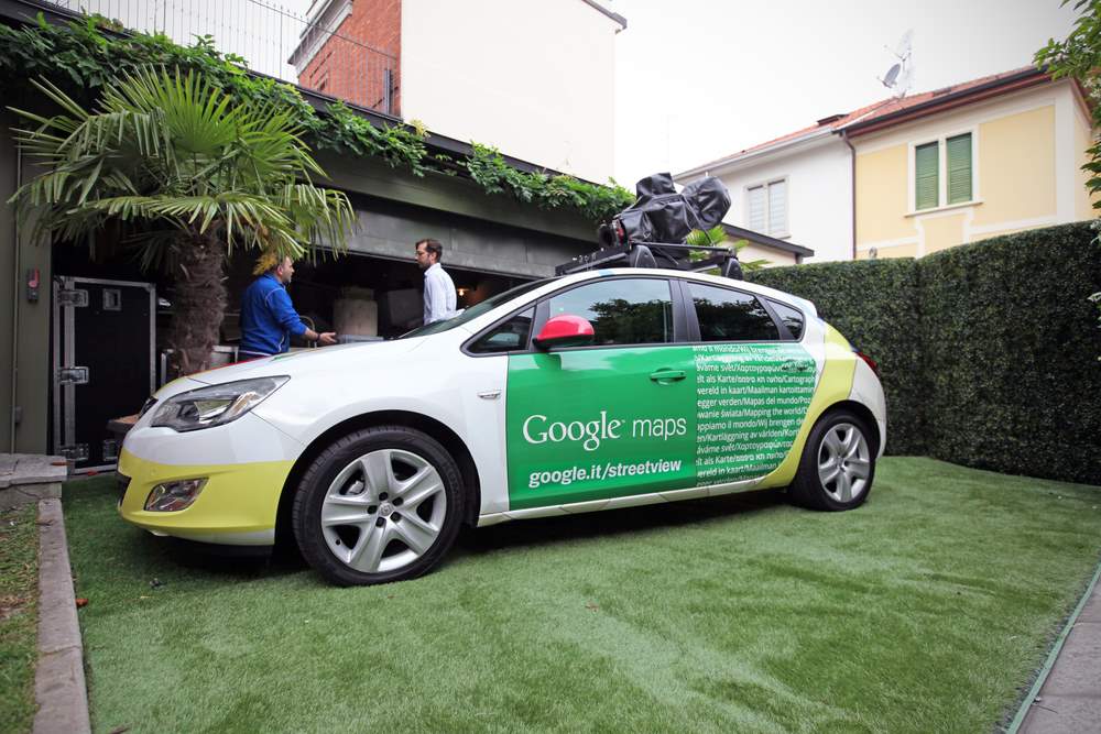 Auto Google na dvore