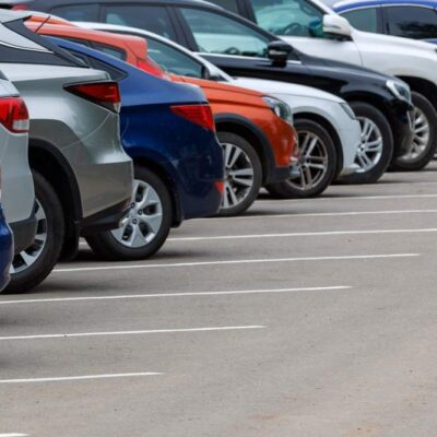 Farebné autá parkovisko