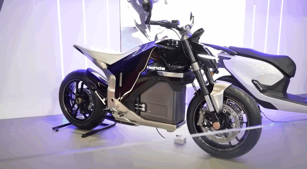 Honda predstavila aj takmer identickú verziu so spaľovacím motorom, aby dala zákazníkom na výber.