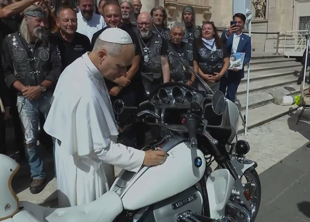 Pápež Lev XIV. motorka