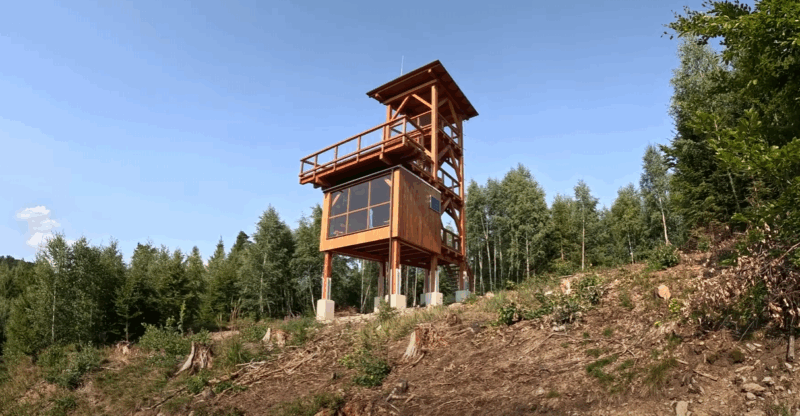 Moderná drevená rozhľadňa pod Suchým vrchom ponúka nielen krásne výhľady, ale aj unikátnu možnosť prenocovania.