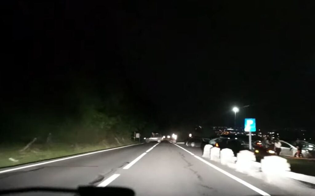Svetlá auta v noci