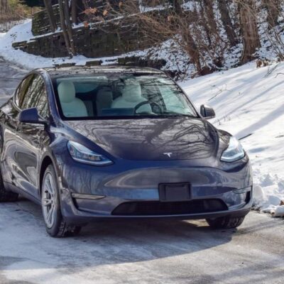 Tesla model Y sneh
