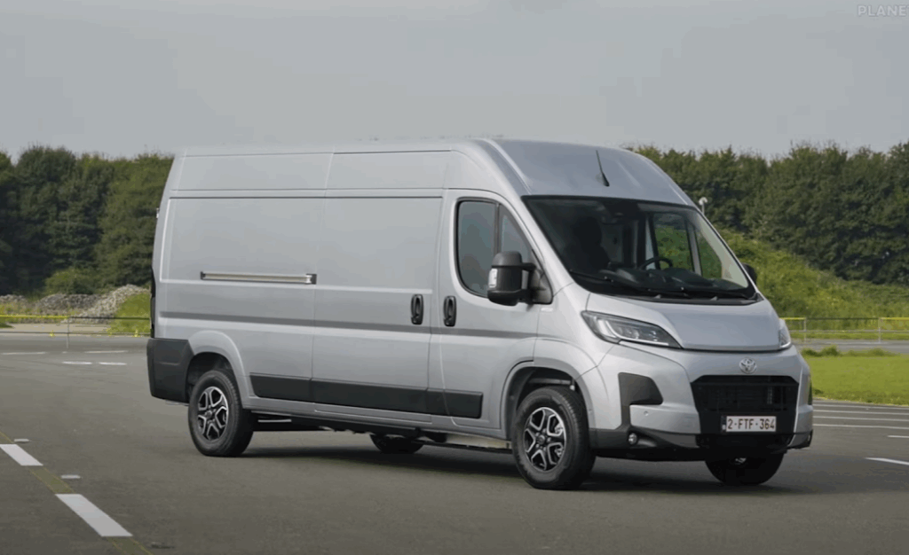 Elektrická verzia ponúkne dojazd až 420 km a rýchle nabíjanie, čo z nej robí ideálneho partnera pre moderné podnikanie.