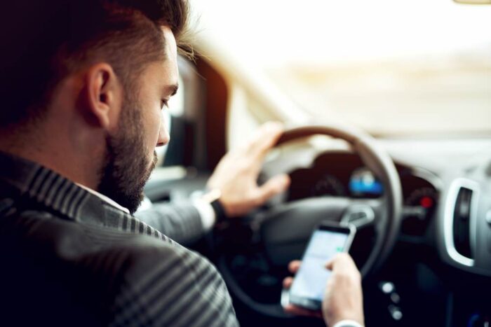 Pokuta za mobil na semafore aj pri vypnutom motore: Súd potvrdil, že Start-Stop ťa nezachráni