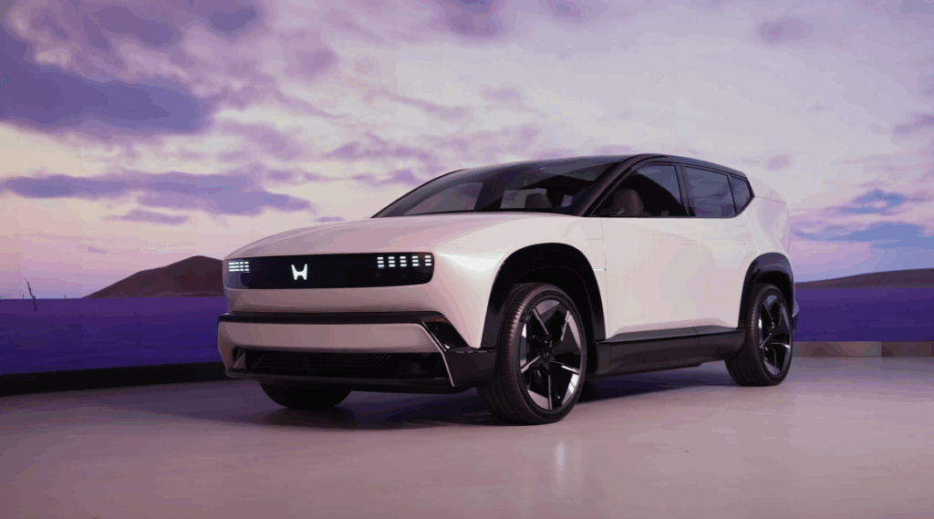 Futuristický dizajn novej elektrickej Hondy. Jednostranná kyvná vidlica a agresívne tvary sú hlavnými dominantami.