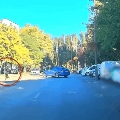 Nehoda kolobežkára v Budaörsi zachytená na palubnej kamere ukazuje, aká veľká môže byť sila nárazu - predné koleso kolobežky sa rozpadlo na kusy.