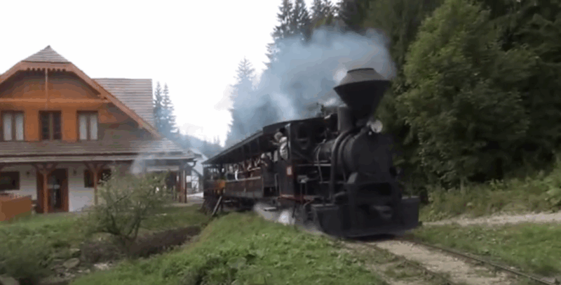 Historický vláčik sa prediera nádhernou kysuckou prírodou. Jazda ním je zážitkom pre deti aj dospelých.